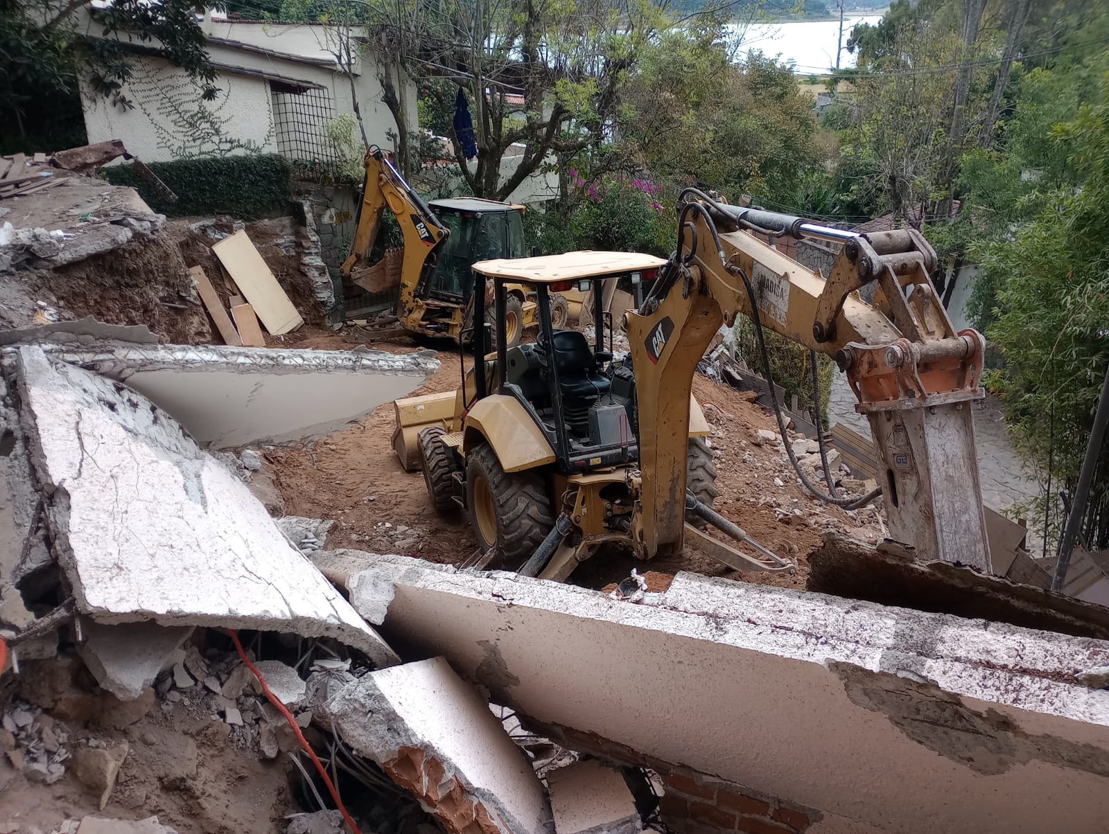 Demolición con retroexcavadora CAT